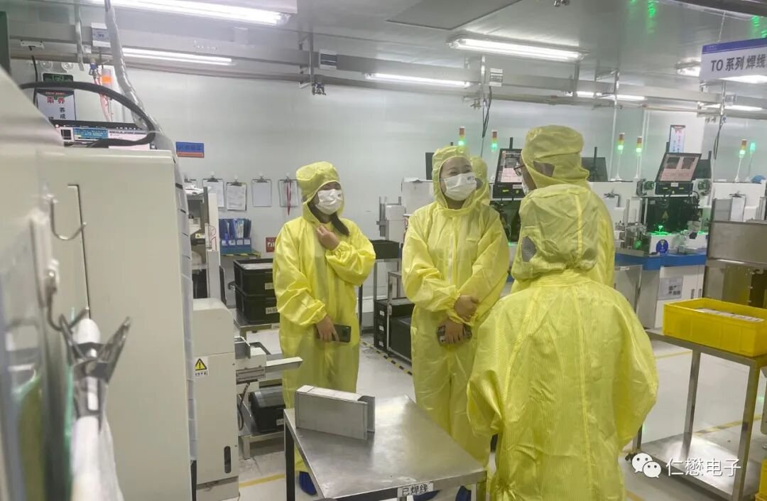 Academician Xu-Jin Wang touring an MOT semiconductor production workshop